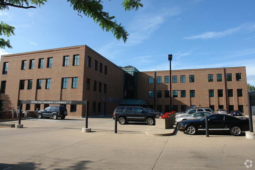 445 Lake St E, Wayzata, MN à louer - Photo du bâtiment - Image 2 de 7