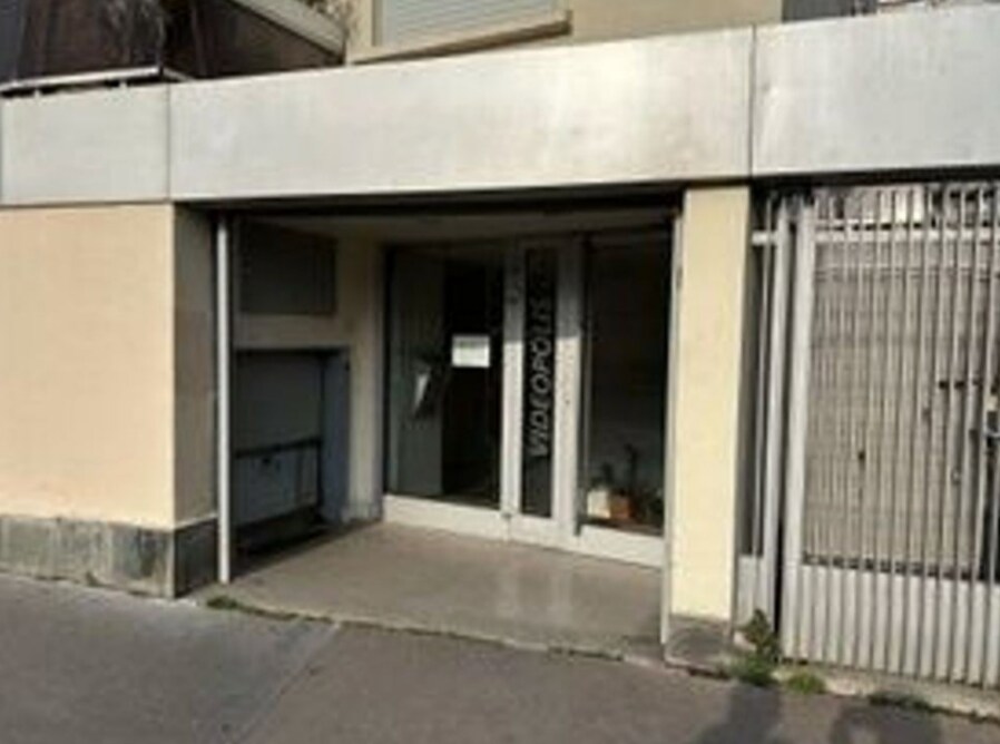 Multifamily in Paris for sale Primary Photo- Image 1 of 8