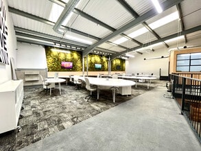 325 Ordsall Ln, Salford for lease Interior Photo- Image 1 of 22