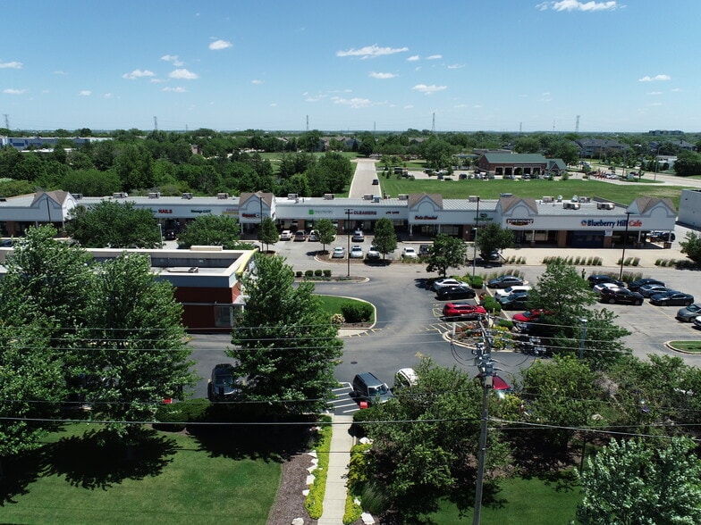 405 N Eola Rd, Aurora, IL à vendre - Photo du bâtiment - Image 2 de 6