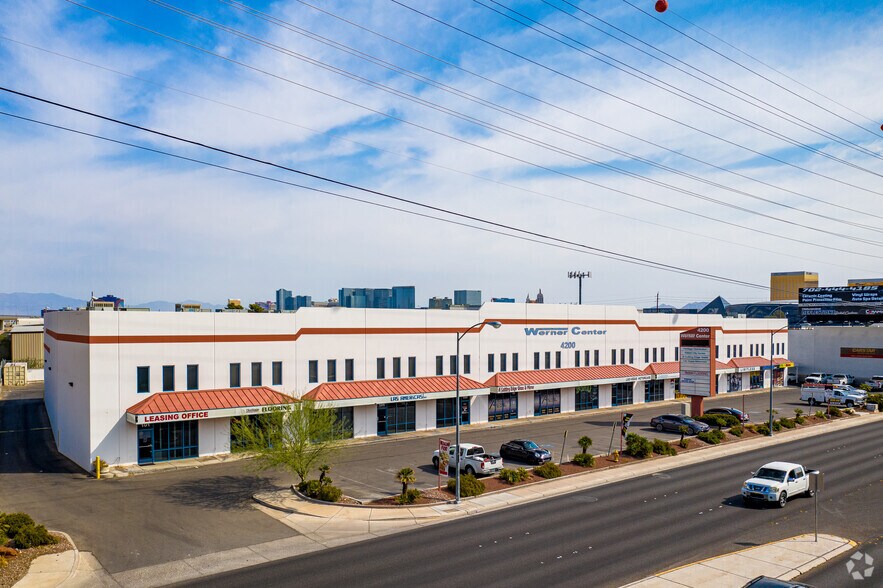 4200 W Russell Rd, Las Vegas, NV à louer - Photo du bâtiment - Image 3 de 5