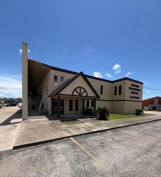 110 Heather Ln, Lake Jackson, TX à vendre - Photo du bâtiment - Image 3 de 3