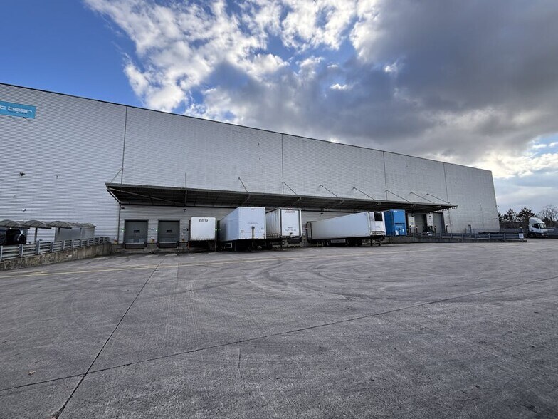 Deer Park Rd, Northampton à louer - Photo du bâtiment - Image 2 de 4