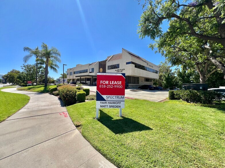 2796 Sycamore Dr, Simi Valley, CA à louer - Photo du bâtiment - Image 2 de 2
