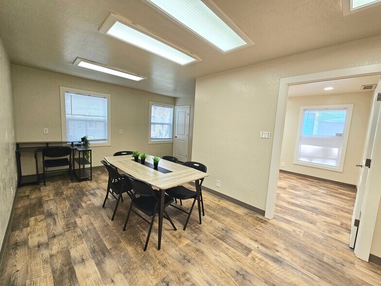 18 Williamsburg Ln, Chico, CA à louer - Photo du bâtiment - Image 3 de 8