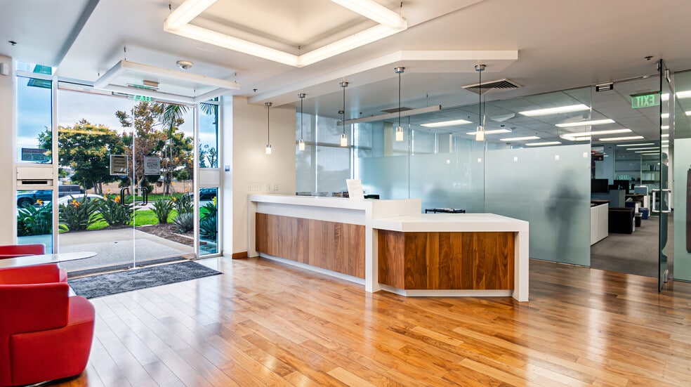 4035 Via Oro Ave, Long Beach, CA à vendre - Photo du bâtiment - Image 2 de 4