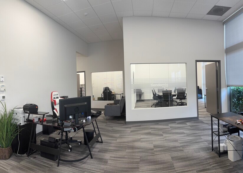 8404 NW 90th St, Miami, FL à louer - Photo du bâtiment - Image 3 de 14