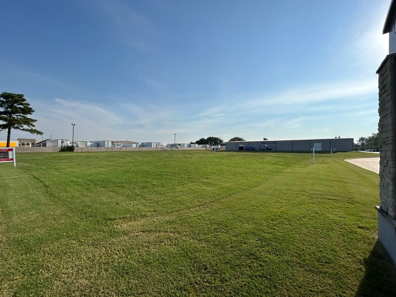 1341 & 1351 N Garnett Rd, Tulsa, OK for lease - Building Photo - Image 2 of 5