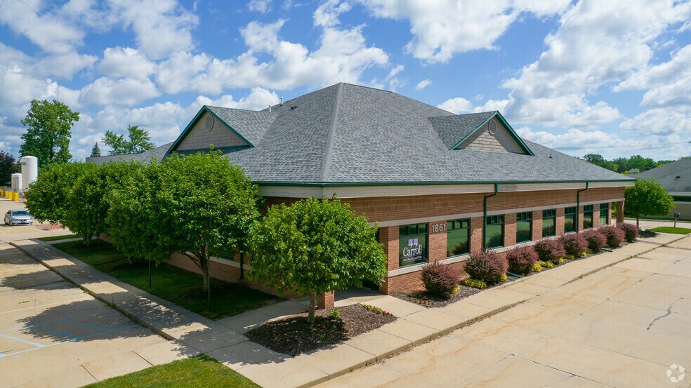 1869 E Maple Rd, Troy, MI à louer - Photo du bâtiment - Image 3 de 6