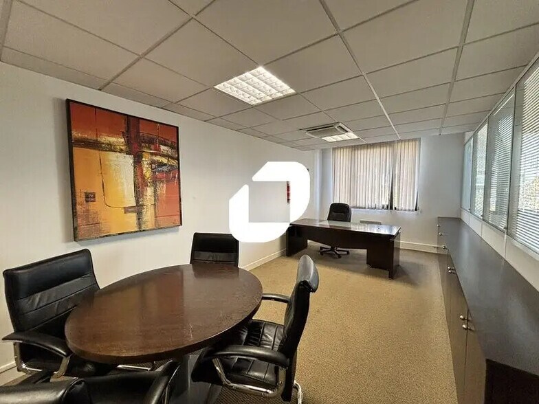 Bureau dans Évry-Courcouronnes à vendre - Photo intérieure - Image 1 de 9