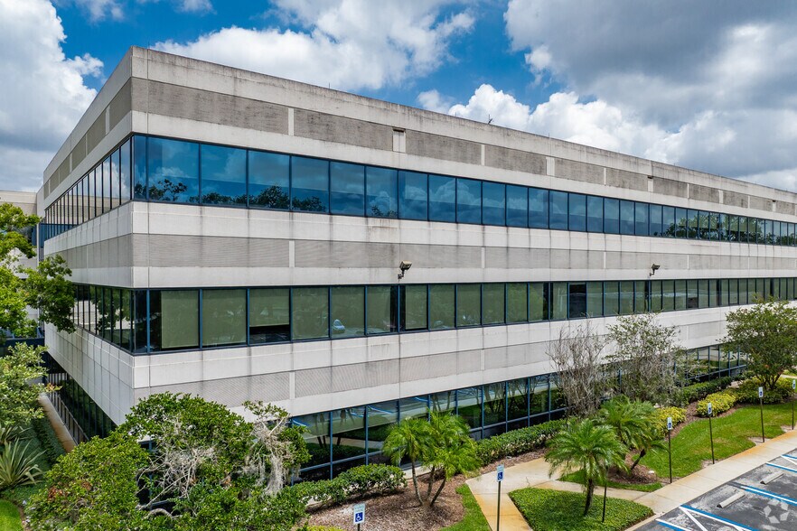 8800 Grand Oak Cir, Tampa, FL à louer - Photo du bâtiment - Image 3 de 21