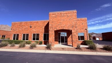 110 Mesa Park Dr, El Paso, TX à louer Photo du bâtiment- Image 2 de 4