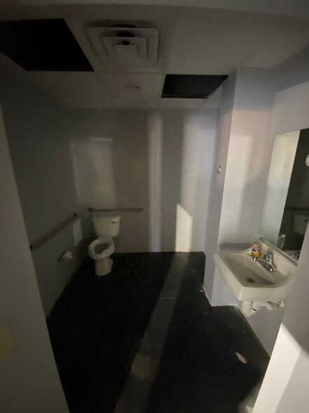 827 Leonard C Taylor Pkwy, Green Cove Springs, FL for lease - Interior Photo - Image 3 of 6