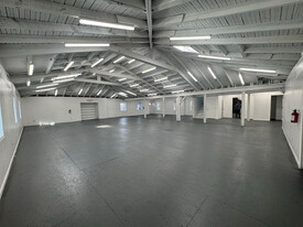 5,700 SqFt of Flex Space - Entrepôt