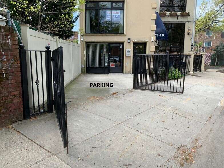 2518 Francis Lewis Blvd, Flushing, NY à vendre - Photo du bâtiment - Image 2 de 14