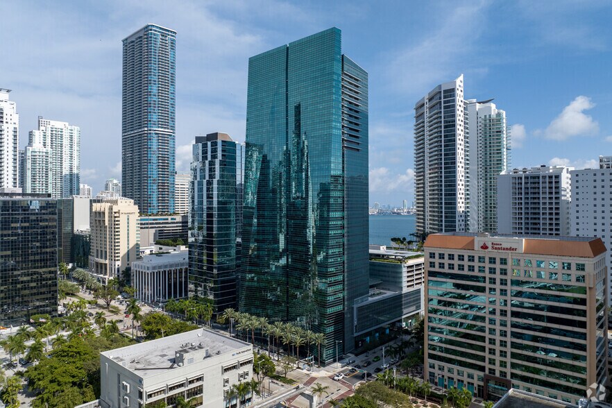 1395 Brickell Ave, Miami, FL à louer - Photo du bâtiment - Image 2 de 11