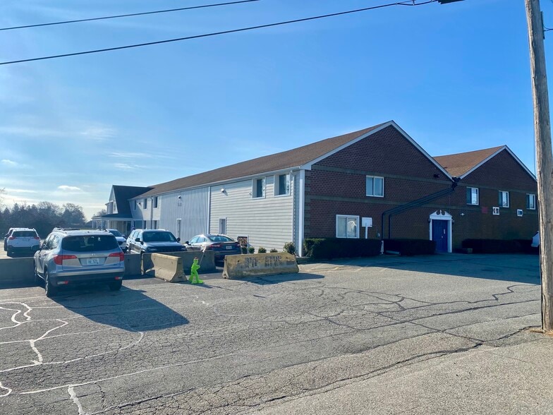 1676 E Main Rd, Portsmouth, RI à louer - Photo du bâtiment - Image 1 de 4
