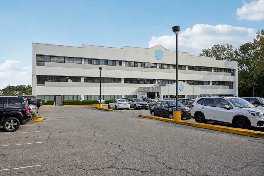 970 N Broadway, Yonkers, NY à louer - Photo du bâtiment - Image 3 de 87