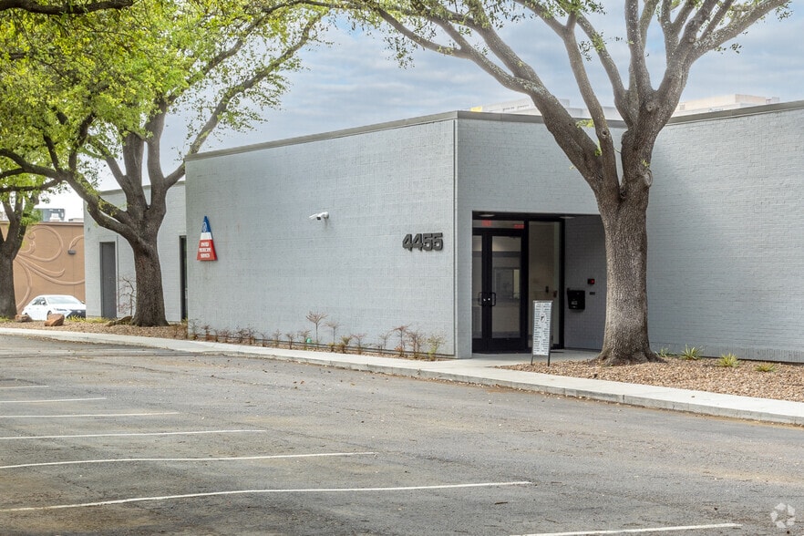 4455 Sigma Rd, Dallas, TX à louer - Photo du bâtiment - Image 3 de 3