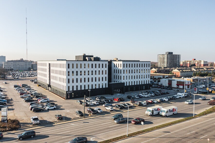 23077 Greenfield Rd, Southfield, MI à louer - Photo du bâtiment - Image 1 de 6