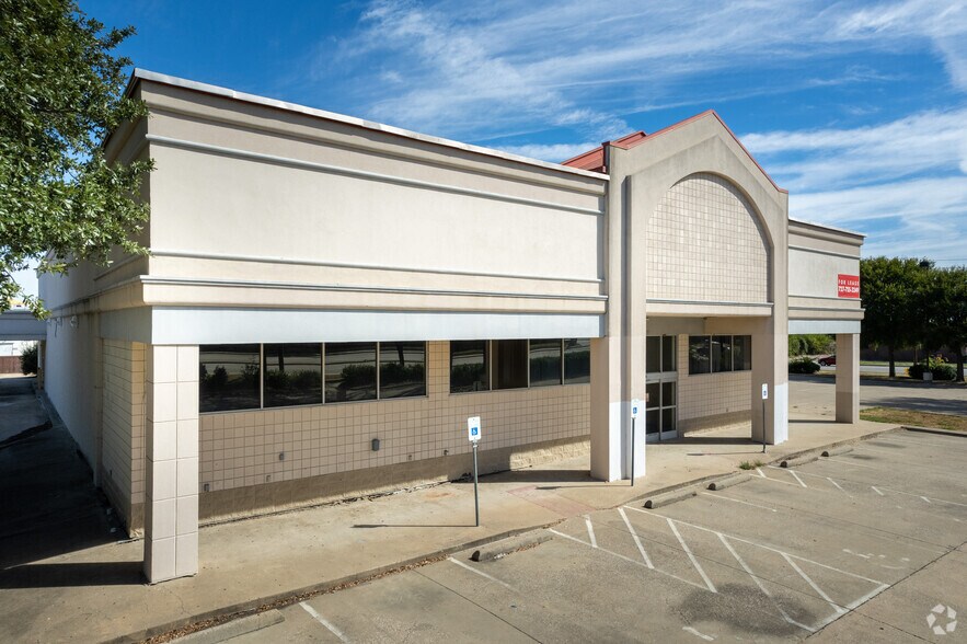 1811 E Arkansas Ln, Arlington, TX à vendre - Photo du bâtiment - Image 3 de 10