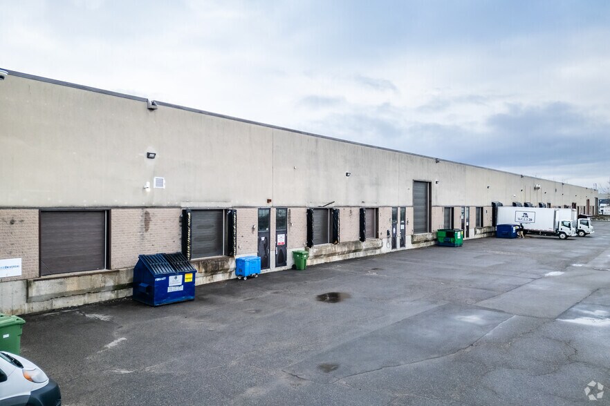 2262-2300 Ch Saint-François, Dorval, QC à louer - Photo du bâtiment - Image 3 de 4