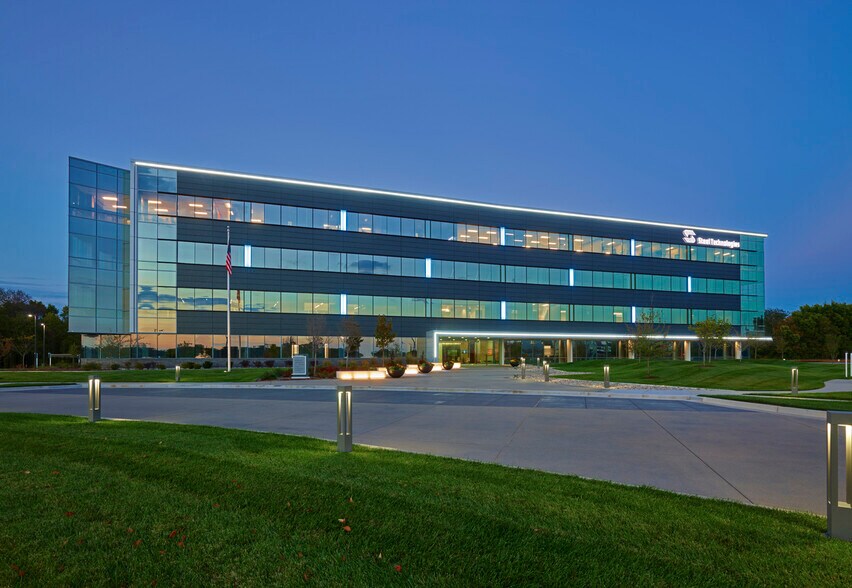 700 N Hurstbourne Pky, Louisville, KY à louer - Photo du bâtiment - Image 2 de 9