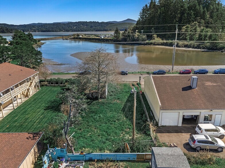 840 NE Mill St, Waldport, OR à vendre - Photo du bâtiment - Image 3 de 7