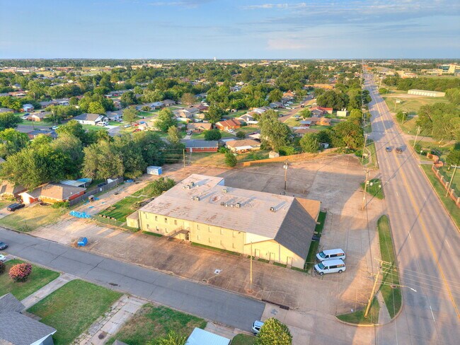 Plus de détails pour 809 SW 4th St, Moore, OK - Spécialité à vendre