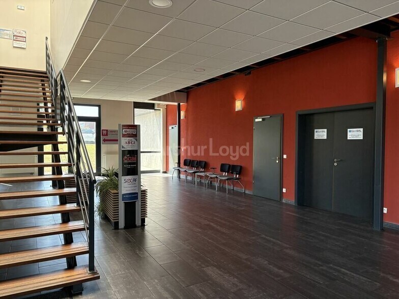Office in Sarrebourg for lease - Lobby - Image 2 of 8