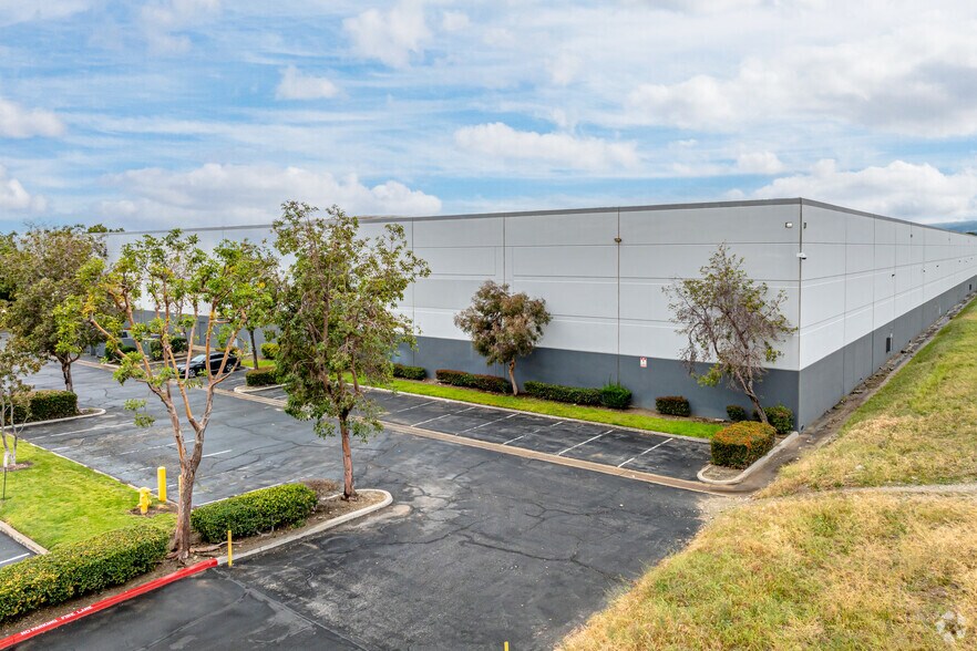 7551 Cherry Ave, Fontana, CA à louer - Photo du bâtiment - Image 2 de 4