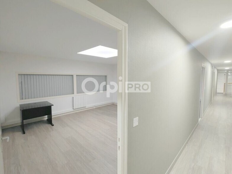 Office in Reims for lease - Interior Photo - Image 1 of 7