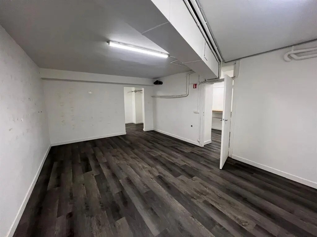 Retail in Paris for lease Interior Photo- Image 1 of 10