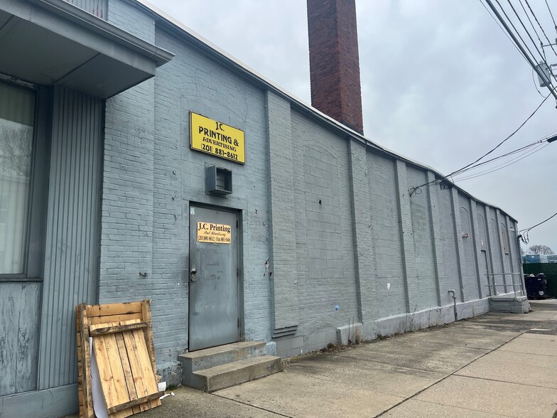 347 E 22nd St, Paterson, NJ for lease - Building Photo - Image 2 of 3