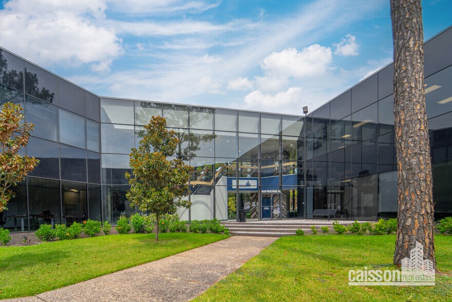 6220 WESTPARK Dr, Houston, TX à louer - Photo du bâtiment - Image 1 de 30