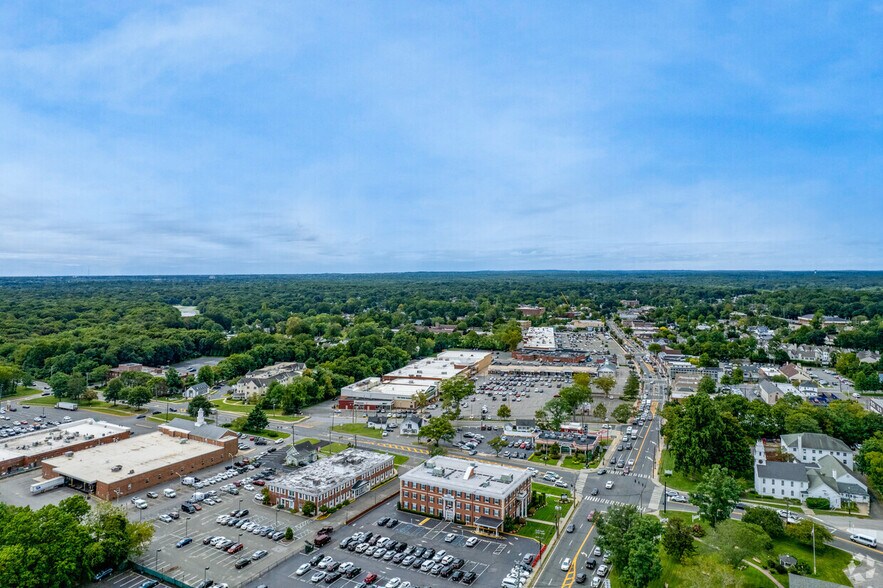 180 E Main St, Smithtown, NY à louer - Aérien - Image 3 de 3