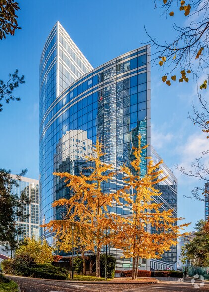 16-18 Rue Hoche, Puteaux à louer - Photo du bâtiment - Image 3 de 22