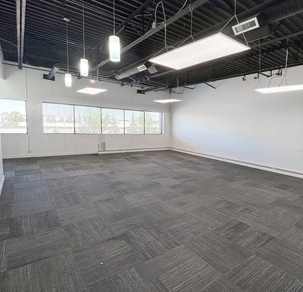 3750 46th Ave SE, Calgary, AB à vendre - Photo du bâtiment - Image 3 de 7