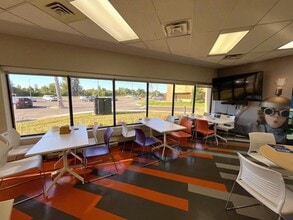 20 Colonnade Rd, Ottawa, ON à vendre Photo intérieure- Image 2 de 4