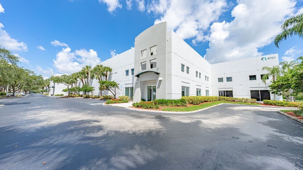 6701 NW 7th St, Miami, FL à louer - Photo du bâtiment - Image 1 de 2