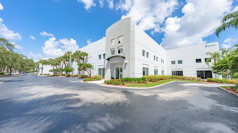 6701 NW 7th St, Miami, FL for lease - Primary Photo - Image 1 of 2