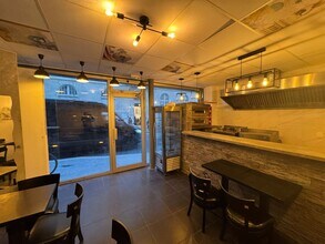 Retail in Paris for lease Interior Photo- Image 2 of 4