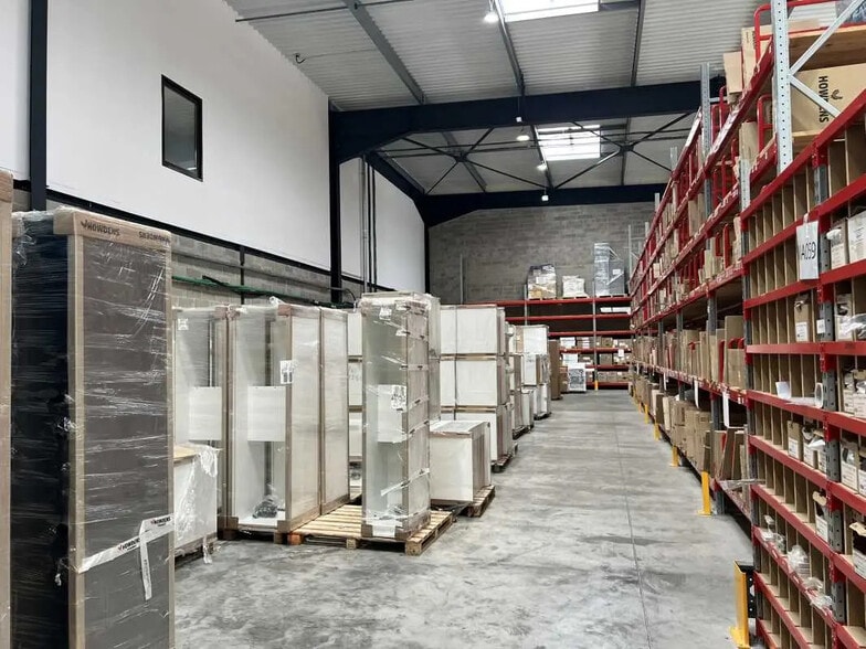 Flex in Tremblay-en-France for lease - Interior Photo - Image 3 of 16