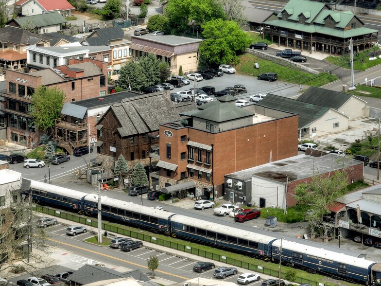 588 E Main St, Blue Ridge, GA à louer - Photo du bâtiment - Image 2 de 13