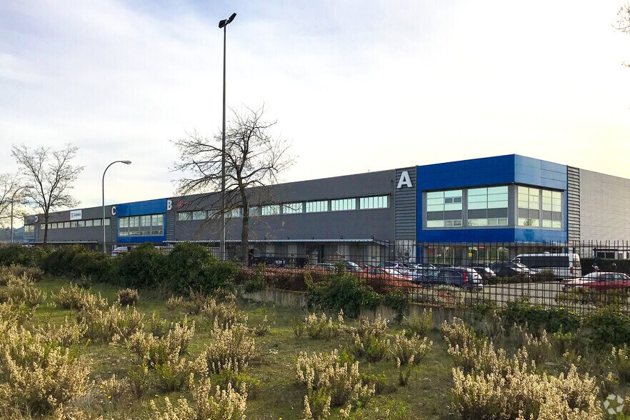 Plaza René Descartes, 2, Alcalá de Henares, Madrid à louer - Photo du bâtiment - Image 2 de 9