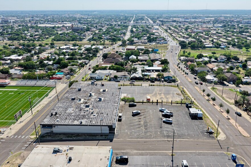 201 E Clark Blvd, Laredo, TX à louer - Photo du bâtiment - Image 3 de 13