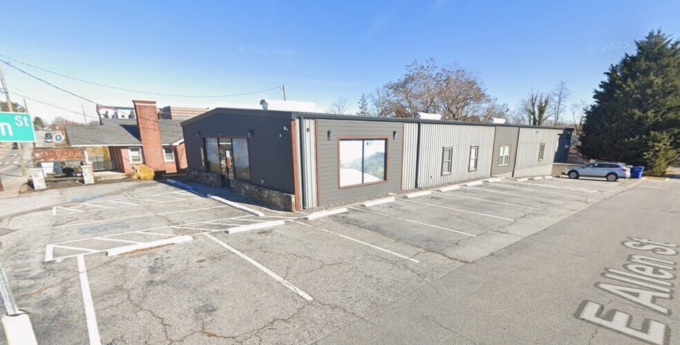 120 S Grove St, Hendersonville, NC à vendre - Photo du bâtiment - Image 2 de 5