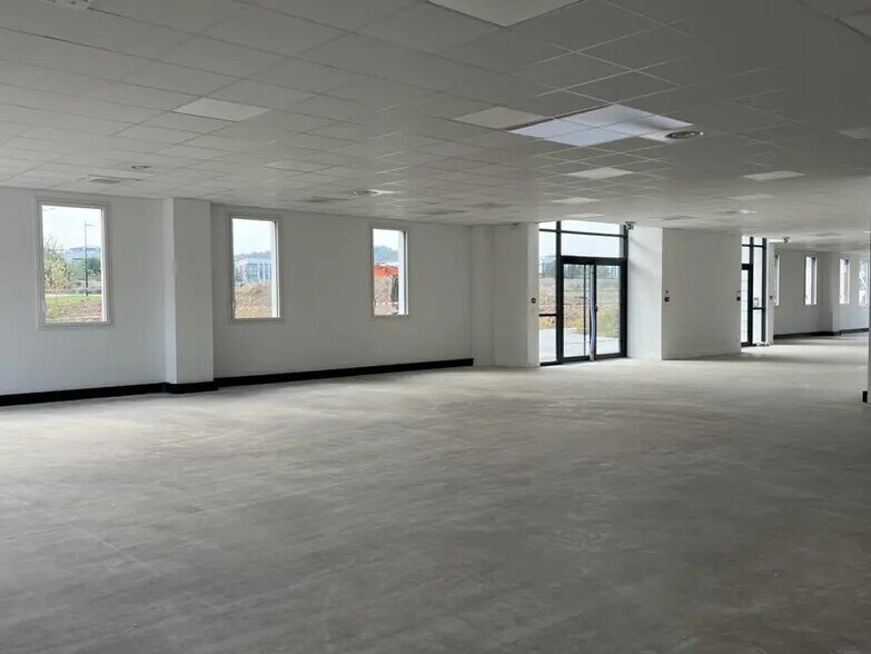 Flex in Élancourt for lease - Interior Photo - Image 3 of 13