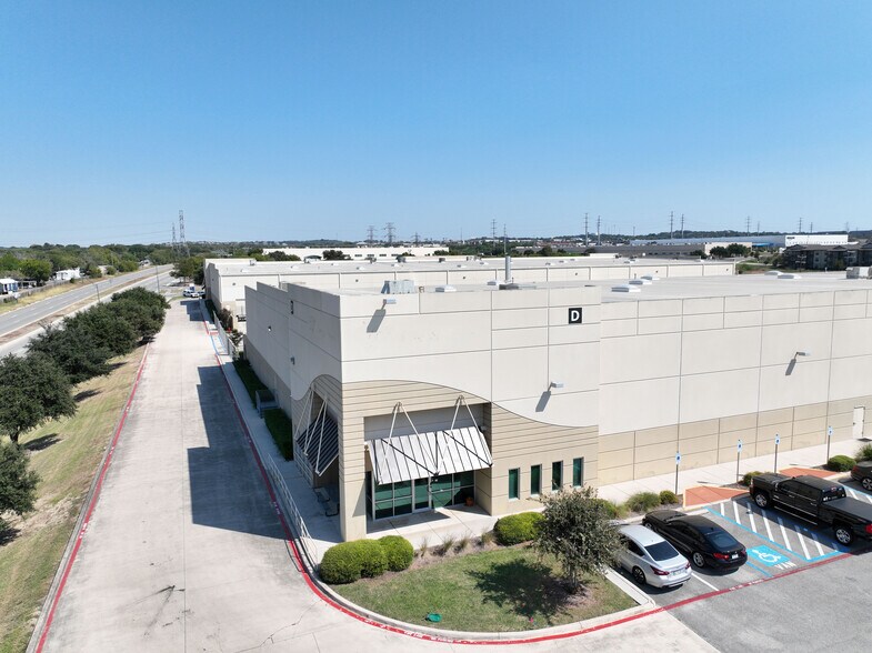 11827 Tech Com, San Antonio, TX à louer - Photo du bâtiment - Image 3 de 4