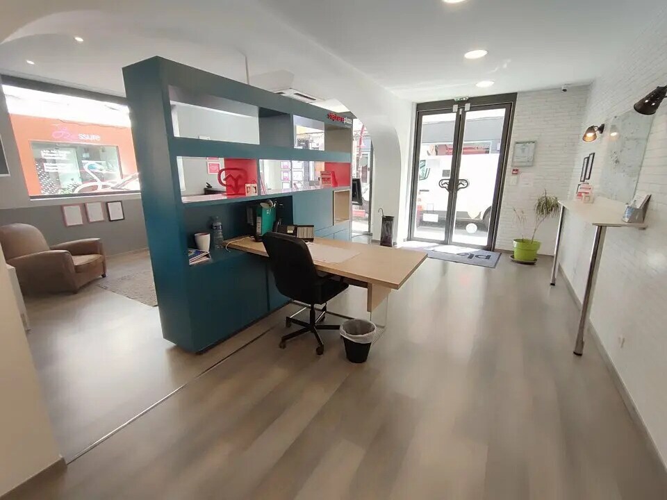 Retail in Bourgoin-Jallieu for lease Interior Photo- Image 1 of 6